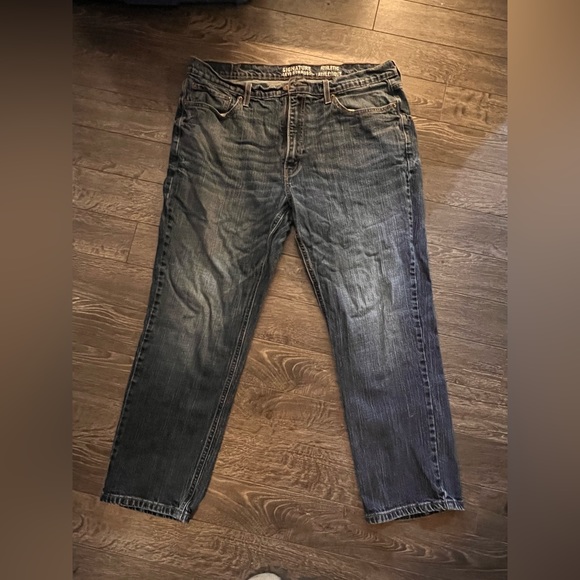 Signature Levi’s denim - Picture 2 of 3